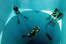 世界最深游泳池，水深40米，相当于十几层楼你敢游吗？
