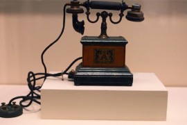 世界最早的电话机 1875年由贝尔发明